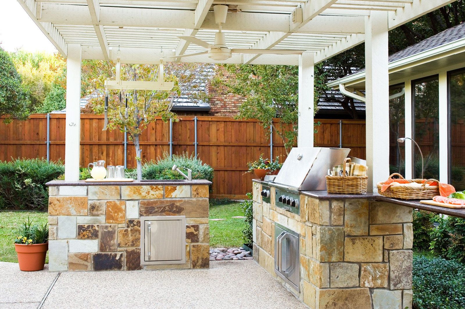 Building a Stunning Outdoor Kitchen for Entertaining
